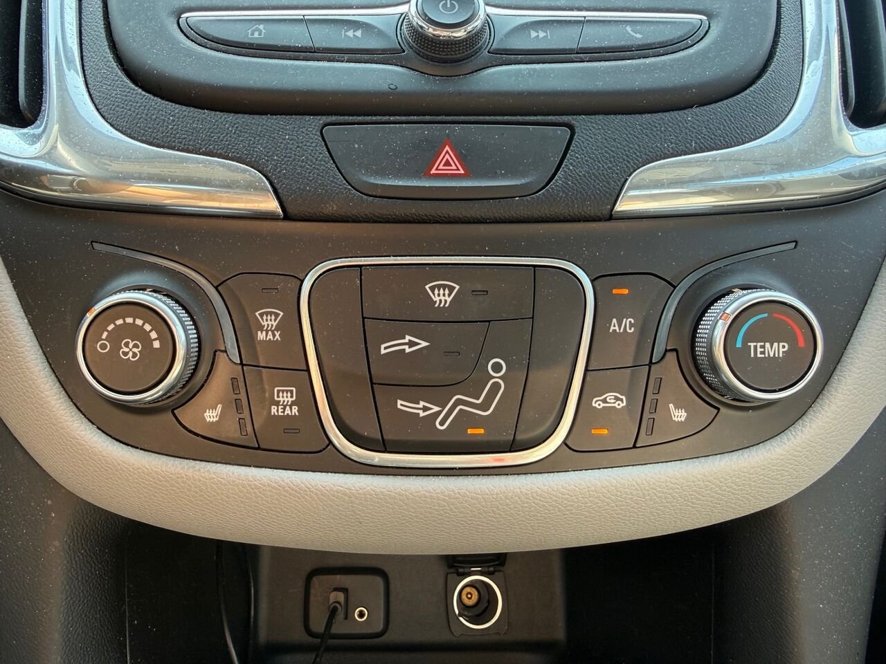 2018 Chevrolet Equinox White Châteauguay - photo #16