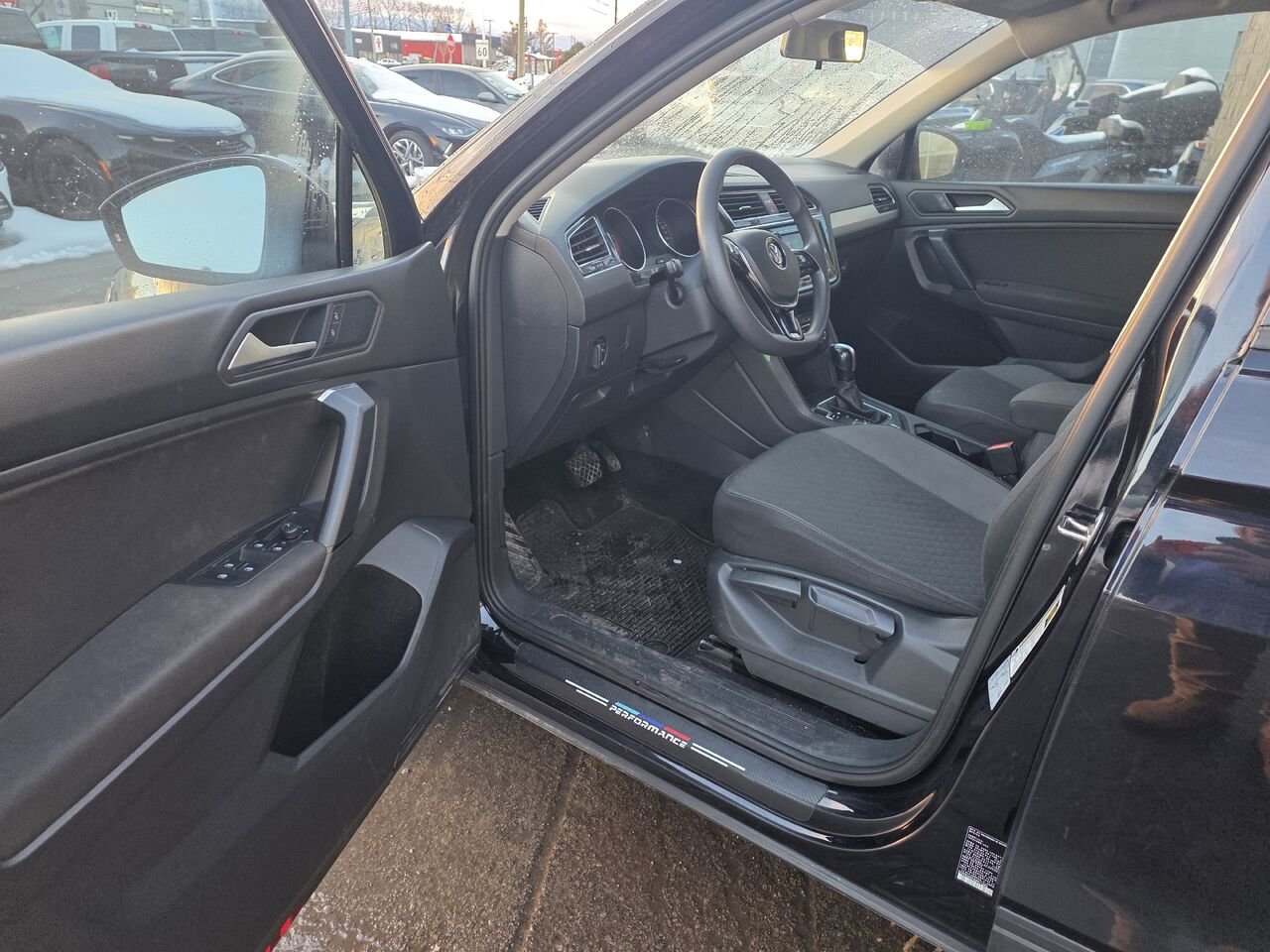 2019 Volkswagen Tiguan Black  - photo #9