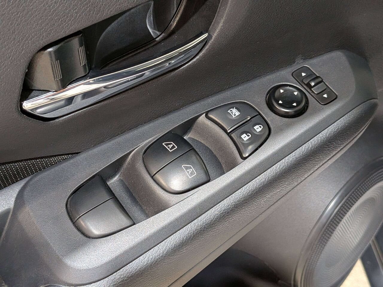 Nissan Kicks Play SV FWD 2025 Blanc Mirabel - photo #30