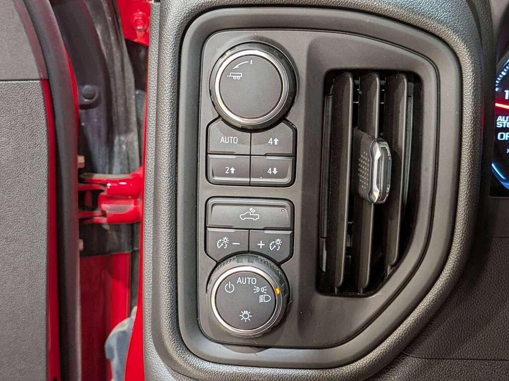 Chevrolet Silverado 1500 4WD Crew Cab 157" Custom Trail Boss 2023 Rouge Val-David - photo #27