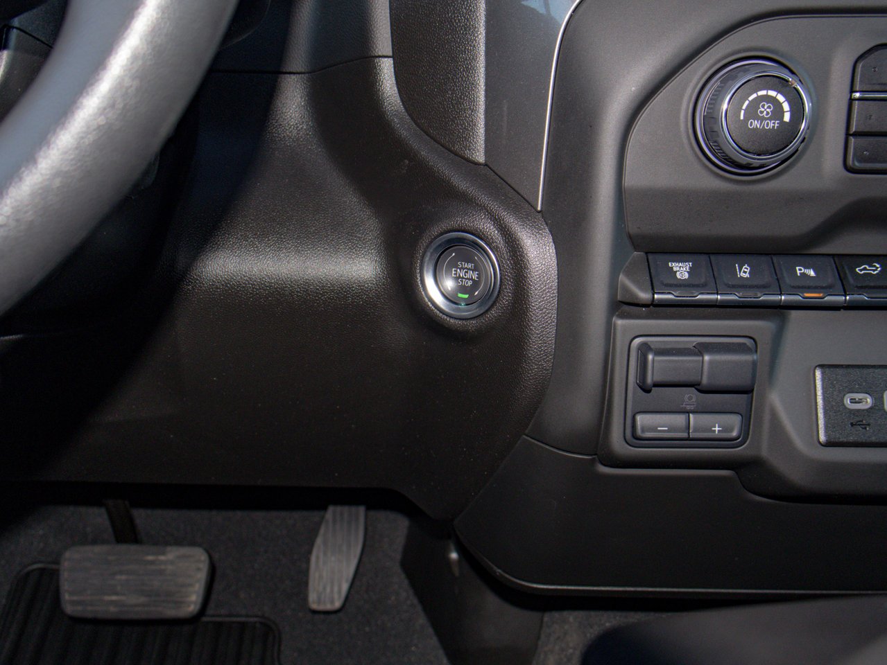 2025 Chevrolet Silverado 2500HD 4WD Crew Cab 159 Custom Black Sherwood Park - photo #25