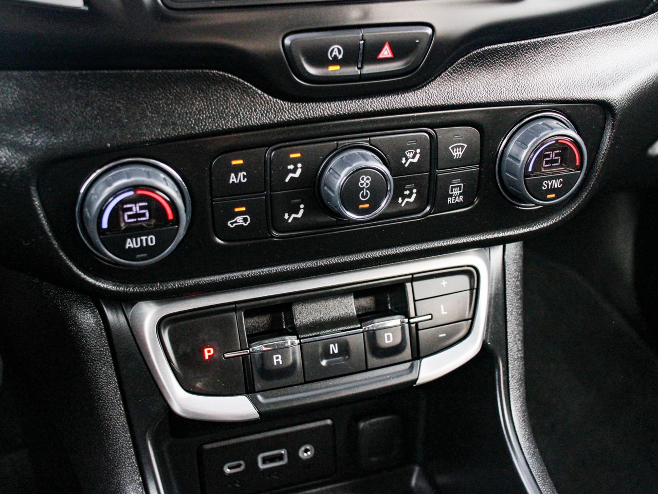 2024 GMC Terrain AWD 4dr SLE White Sherwood Park - photo #24