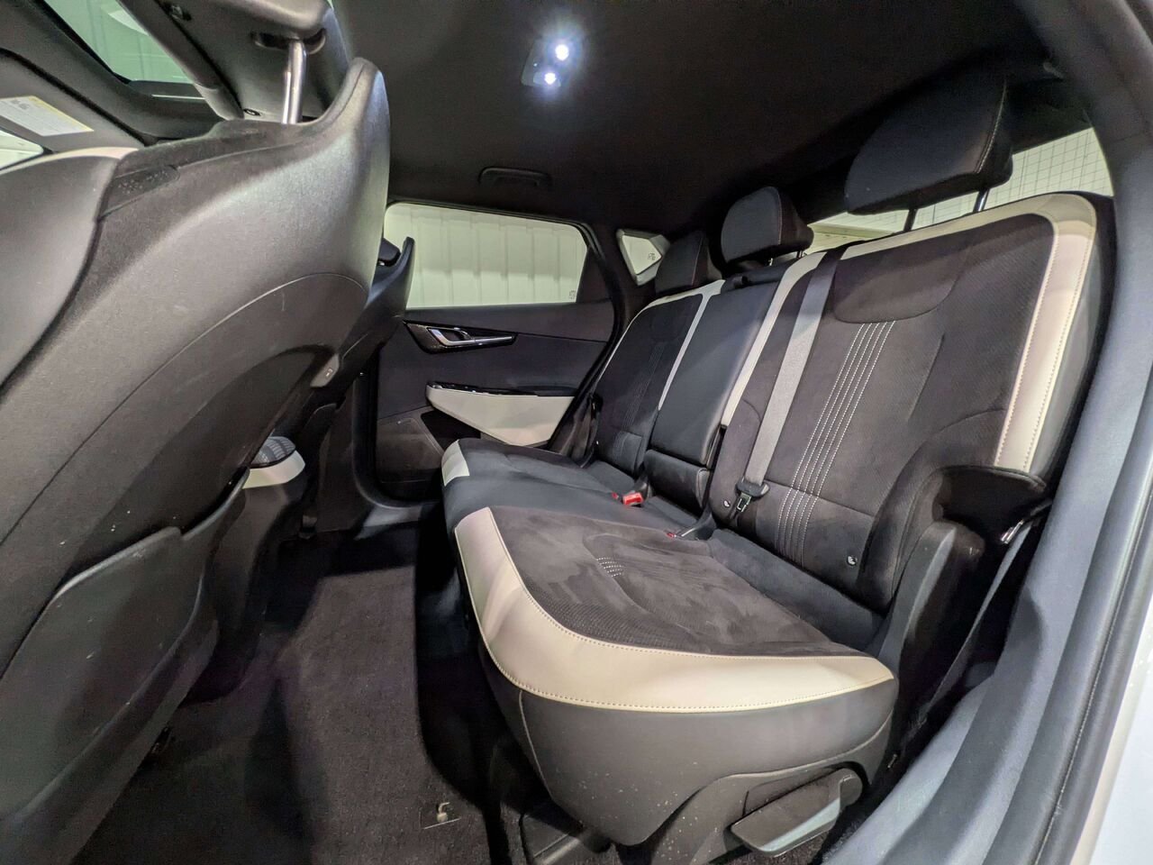 2024 Kia EV6 Land w/GT-Line Pkg 1 AWD White Val-David - photo #11