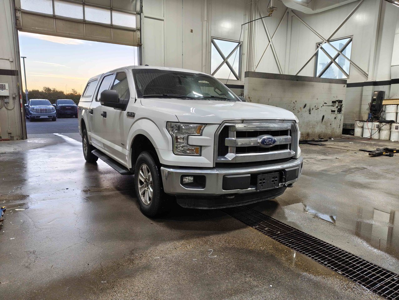 2015 Ford F-150 4WD SuperCrew 145 XLT White Sherwood Park - photo #2
