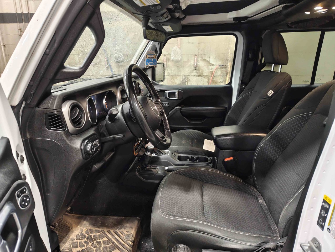 2021 Jeep Gladiator Sport 80th Anniversary 4x4 *Ltd Avail* White Sherwood Park - photo #7