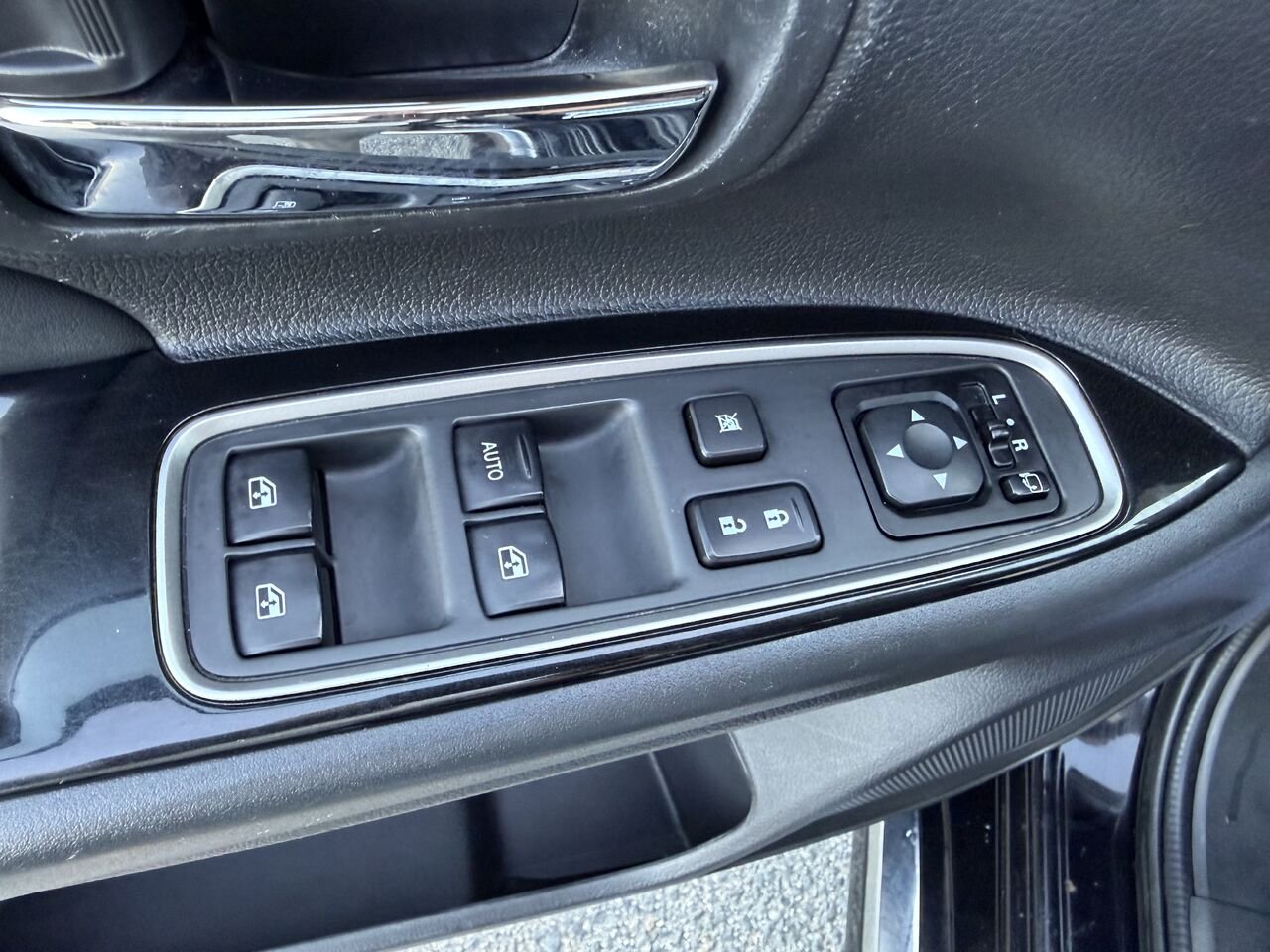 2018 Mitsubishi Outlander Plug-In Hybrid Black Thetford Mines - photo #16