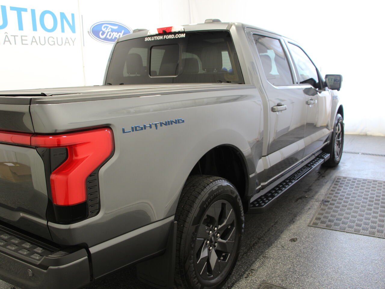 2025 Ford F-150 Lightning LARIAT F150 LIGHTNING LARIAT Grey Châteauguay - photo #3