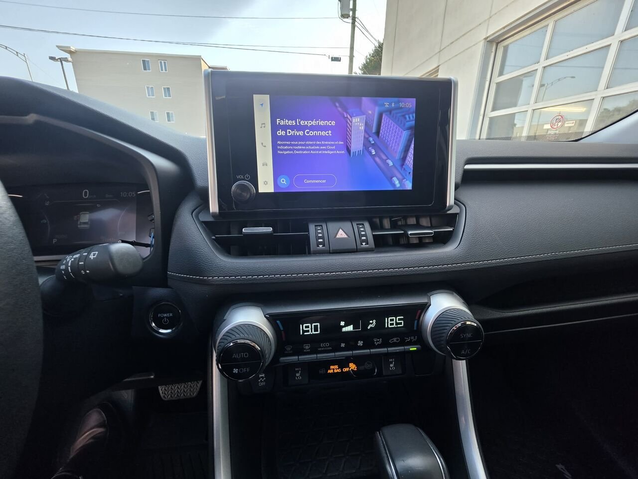 Toyota RAV4 XLE HYBRIDE 2023 Blanc Mont-Laurier - photo #17