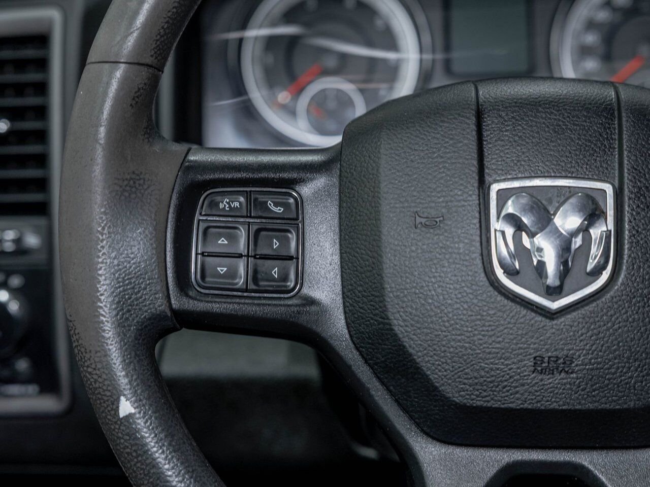 Ram 1500 Classic NIGHT EDITION 4X4 *CARPLAY* FREINS REMORQ WIFI USB 2023 Blanc Saint-Jérôme - photo #14