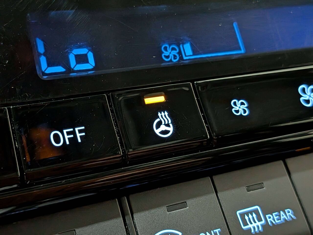 2025 Hyundai Elantra Preferred IVT w/Tech Pkg White Val-David - photo #16