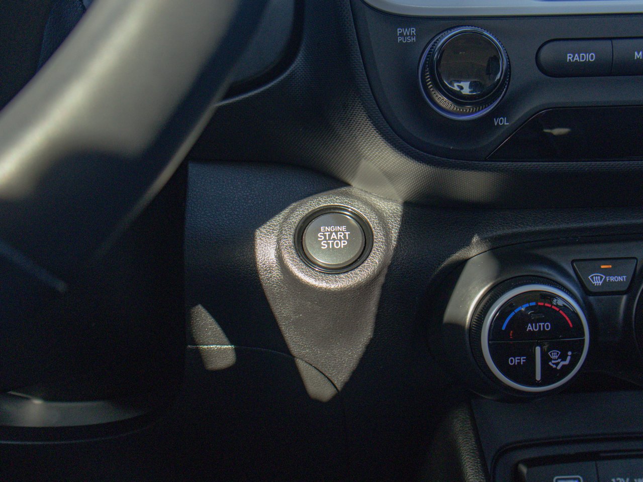 2024 Hyundai Venue Ultimate IVT w/Black Interior White Sherwood Park - photo #24