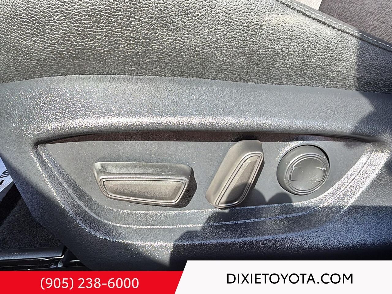 2025 Toyota Camry HYBRID SE UPGRADE AWD / CLEAN CARFAX / HEATED SEATS / MOONROOF / CARPLAY AND ANDROID AUTO Black Mississauga - photo #9