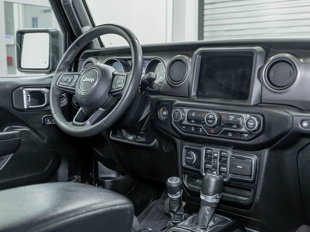Jeep Gladiator WILLYS CREW 4X4 V6 *NAV* TOIT DUR CARPLAY BEDLINER 2023 Noir Saint-Jérôme - photo #23