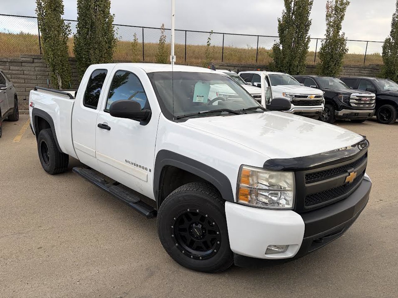 2007 Chevrolet Silverado 1500 4WD Ext Cab 134.0 WT White Sherwood Park - photo #1
