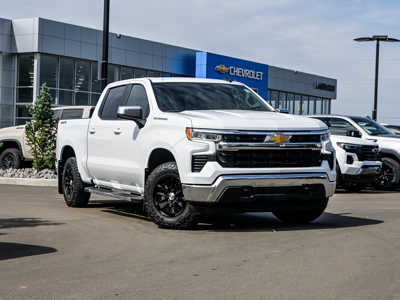 2024 Chevrolet Silverado 1500 4WD Crew Cab 147 LT White Sherwood Park - photo #1