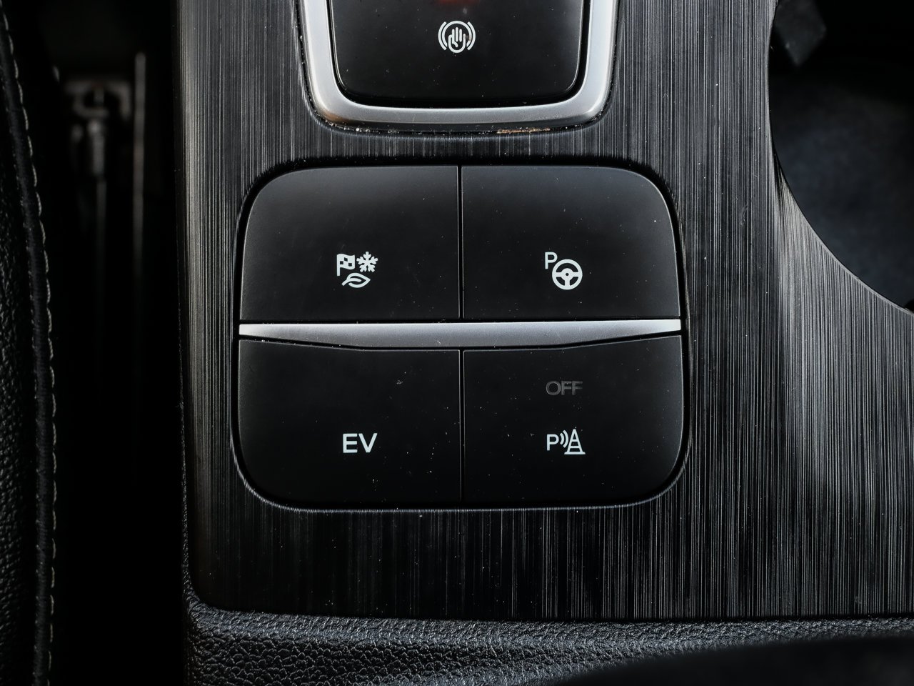 2022 Ford Escape Titanium Plug-In Hybrid FWD White Sherwood Park - photo #29