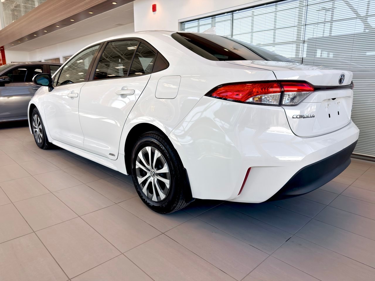 2023 Toyota Corolla LE White Notre-Dame-des-Prairies - photo #9
