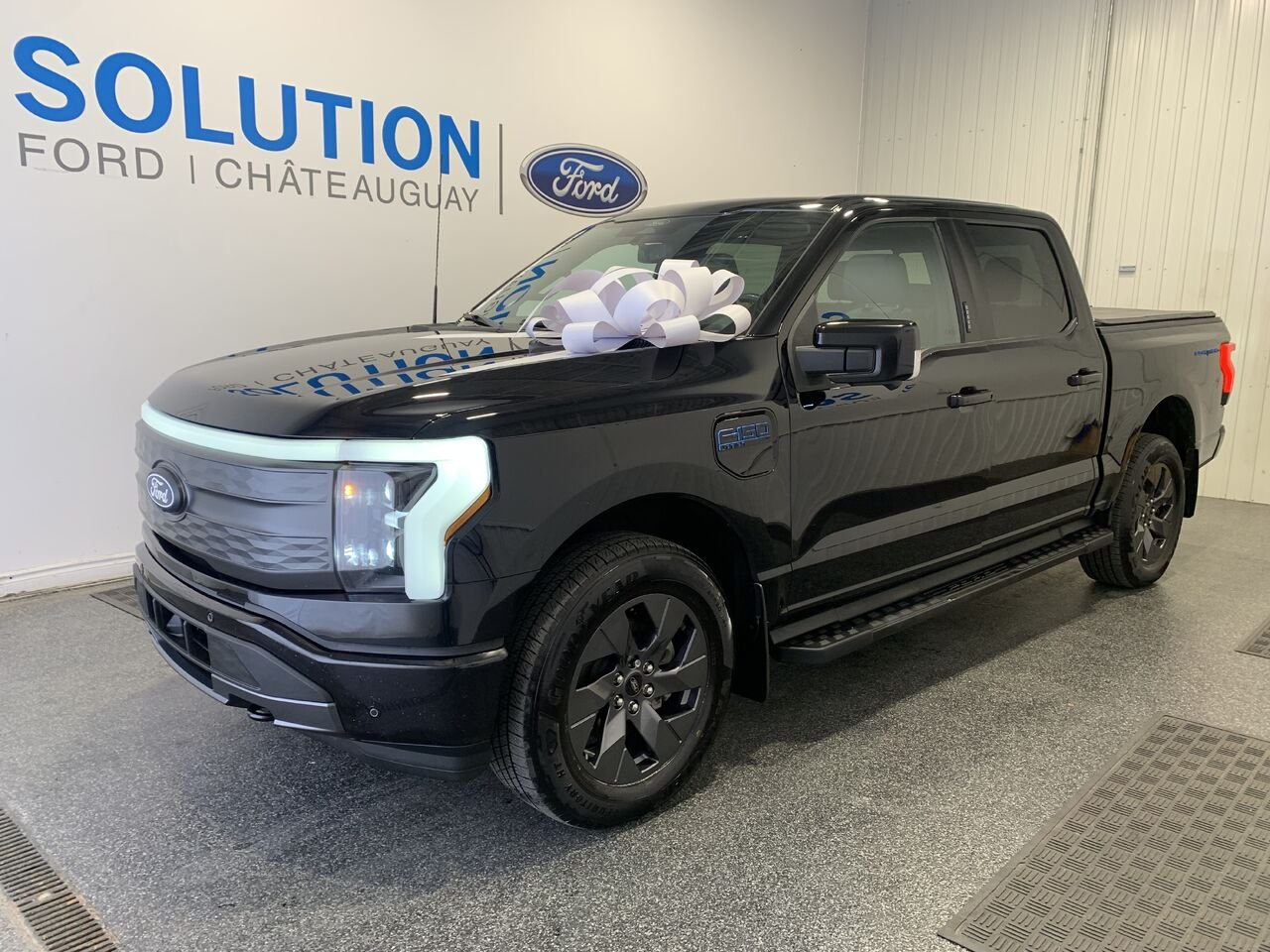 2024 Ford F-150 Lightning LARIAT Black Saint-Eustache - photo #0
