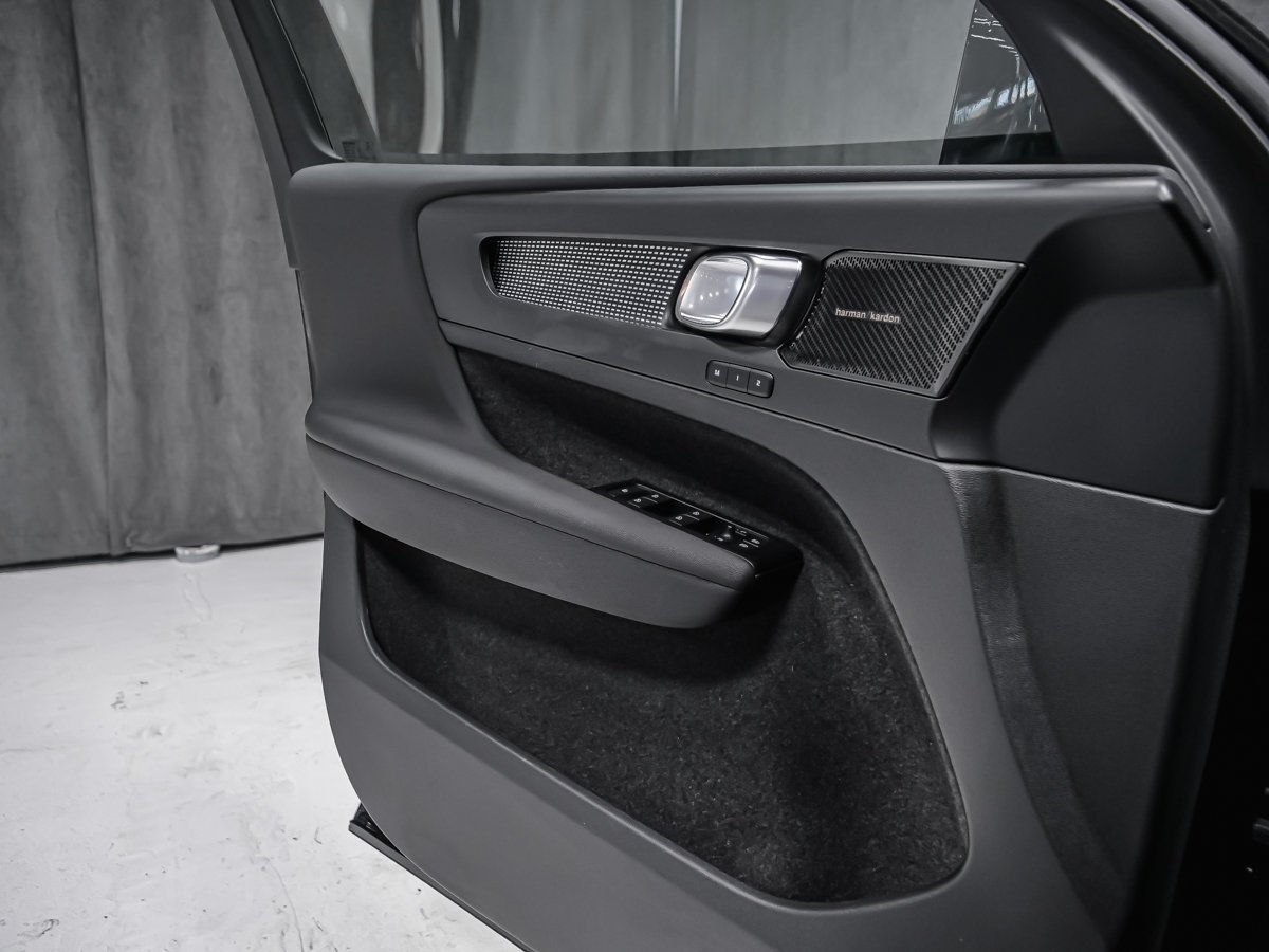 Volvo XC40 R-DESIGN 2022 Noir Montréal - photo #8