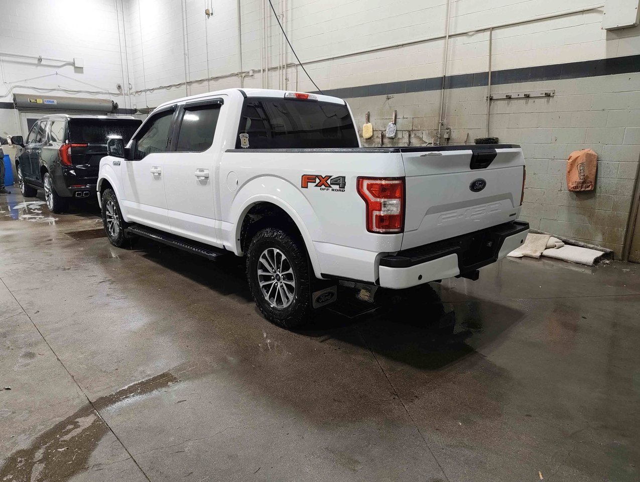 2019 Ford F-150 XLT 4WD SuperCrew 5.5' Box White Sherwood Park - photo #3