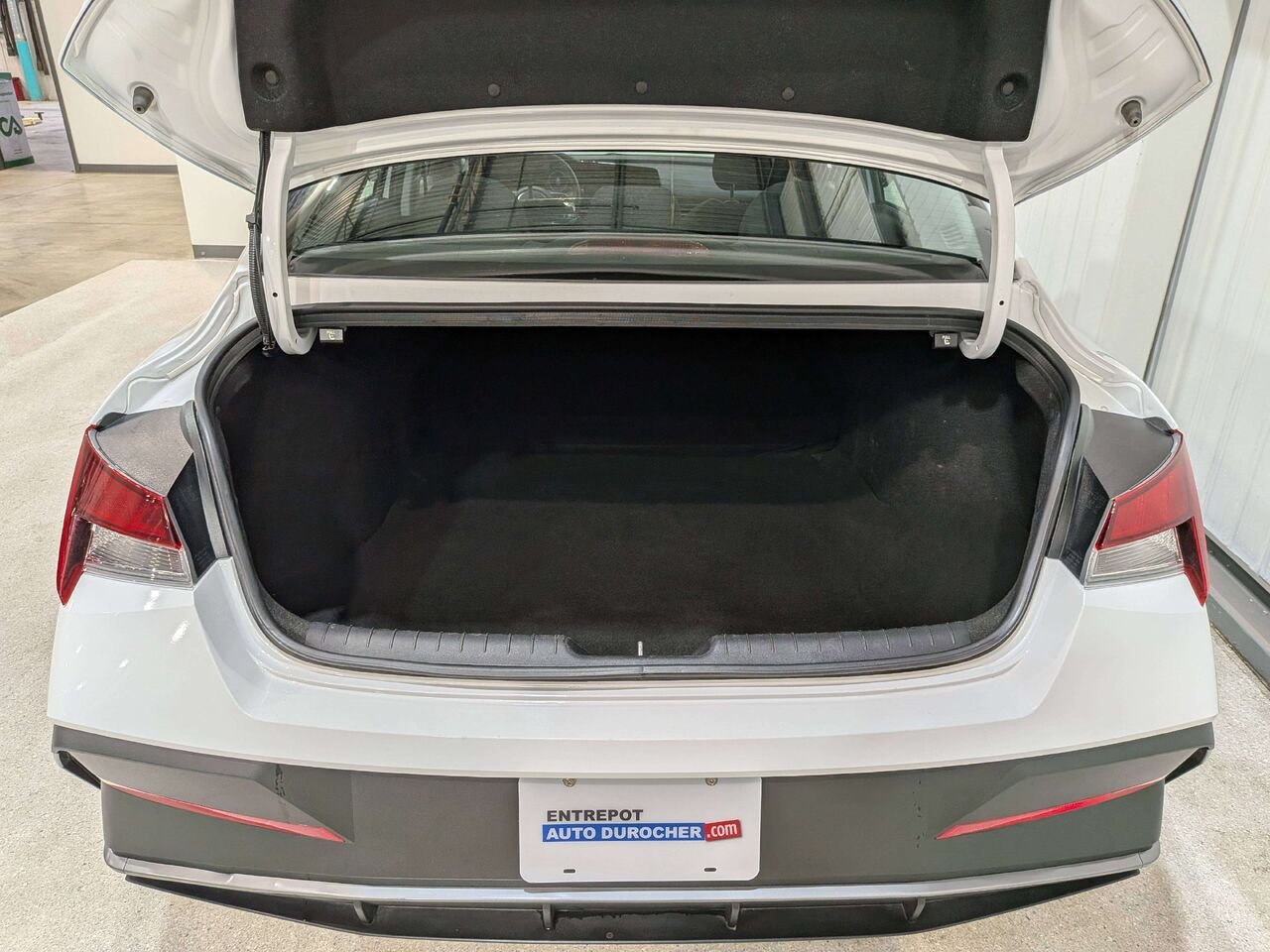 2025 Hyundai Elantra Preferred IVT w/Tech Pkg White Val-David - photo #8