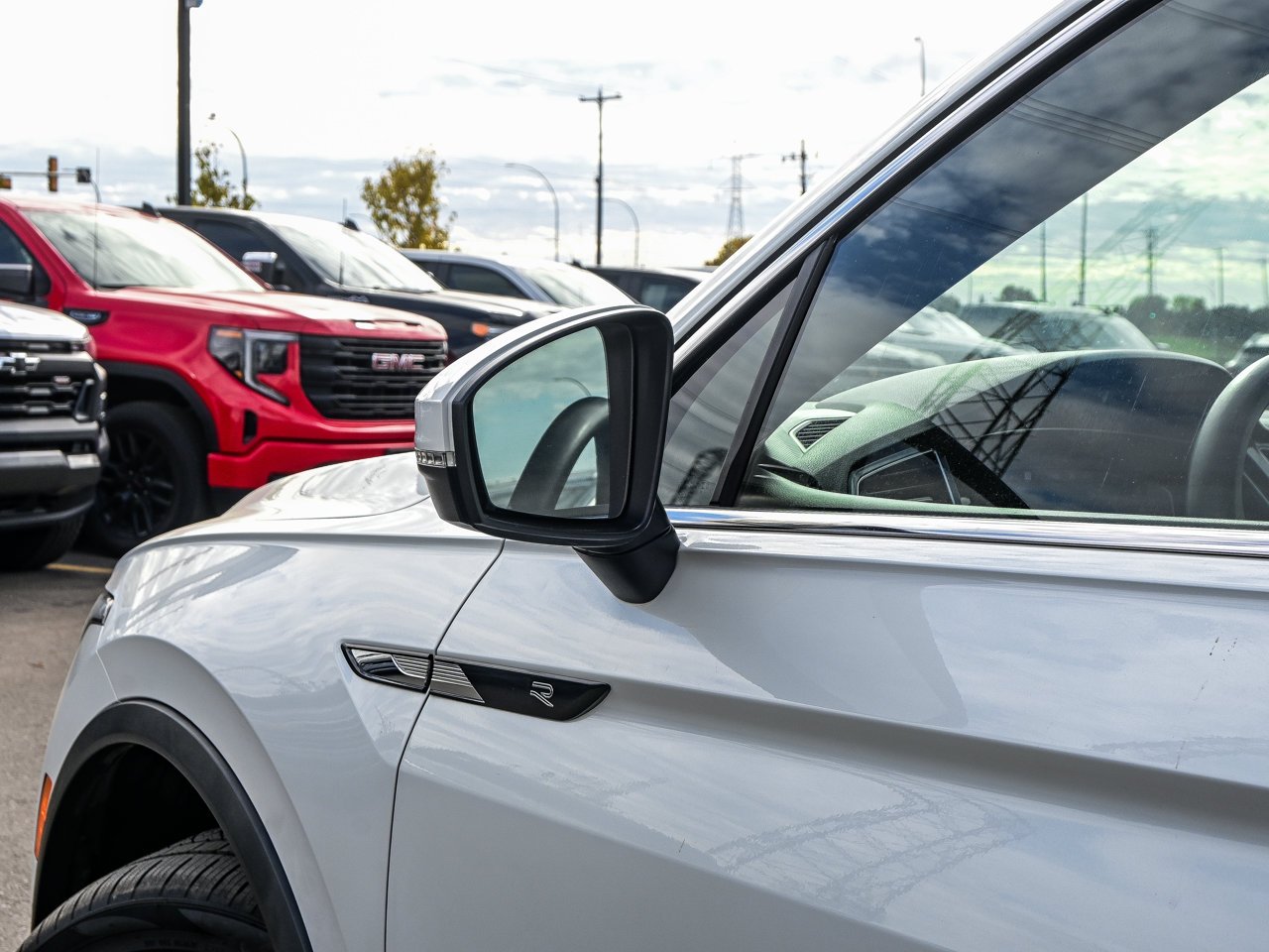 2024 Volkswagen Tiguan Highline R-Line 4MOTION White Sherwood Park - photo #6