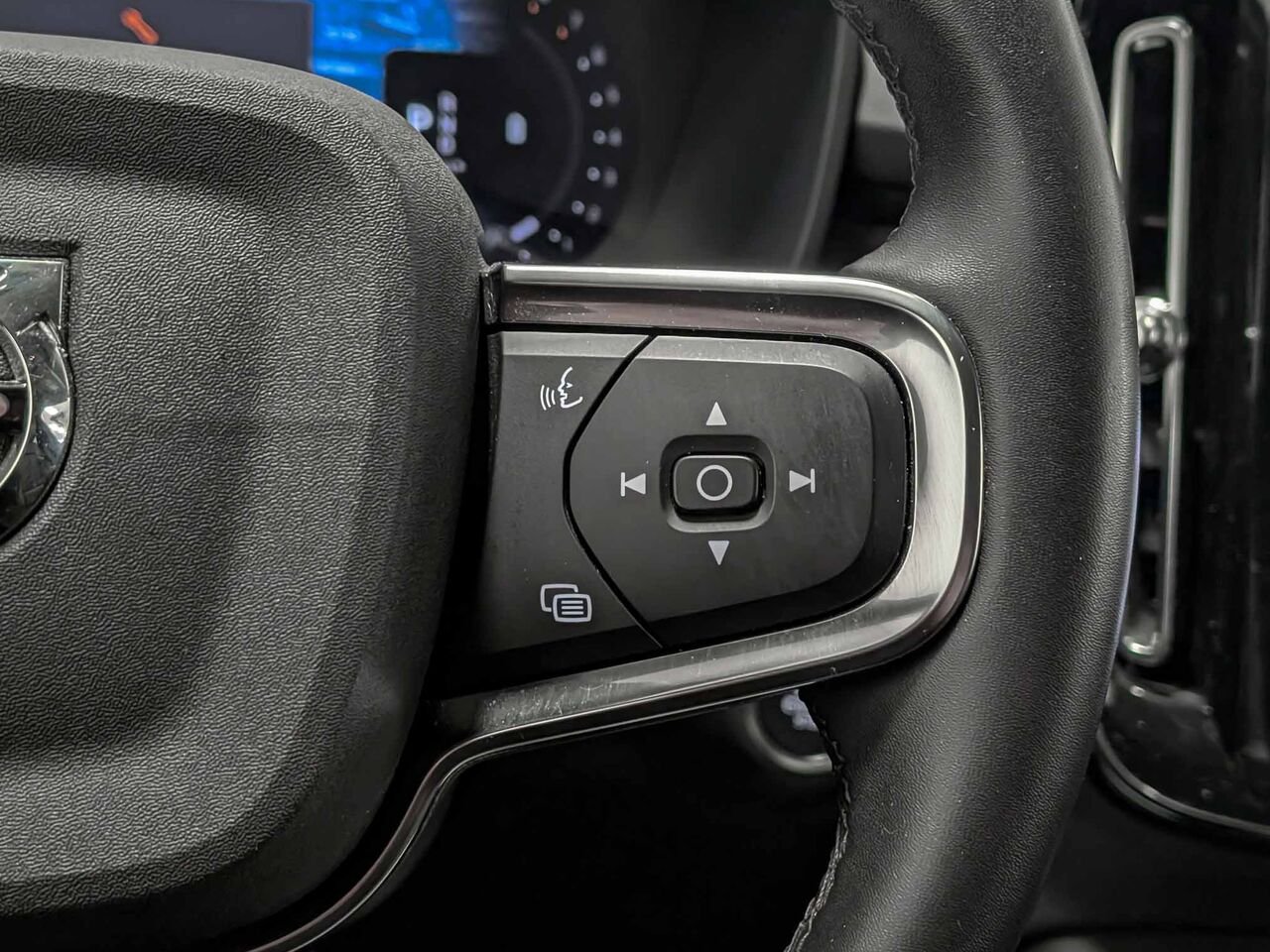 Volvo XC40 B5 Core AWD 2023 Noir Sherbrooke - photo #11