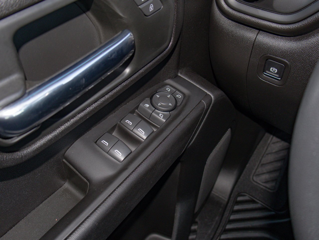 2025 Chevrolet Silverado 2500HD 4WD Crew Cab 159 Custom Black Sherwood Park - photo #20
