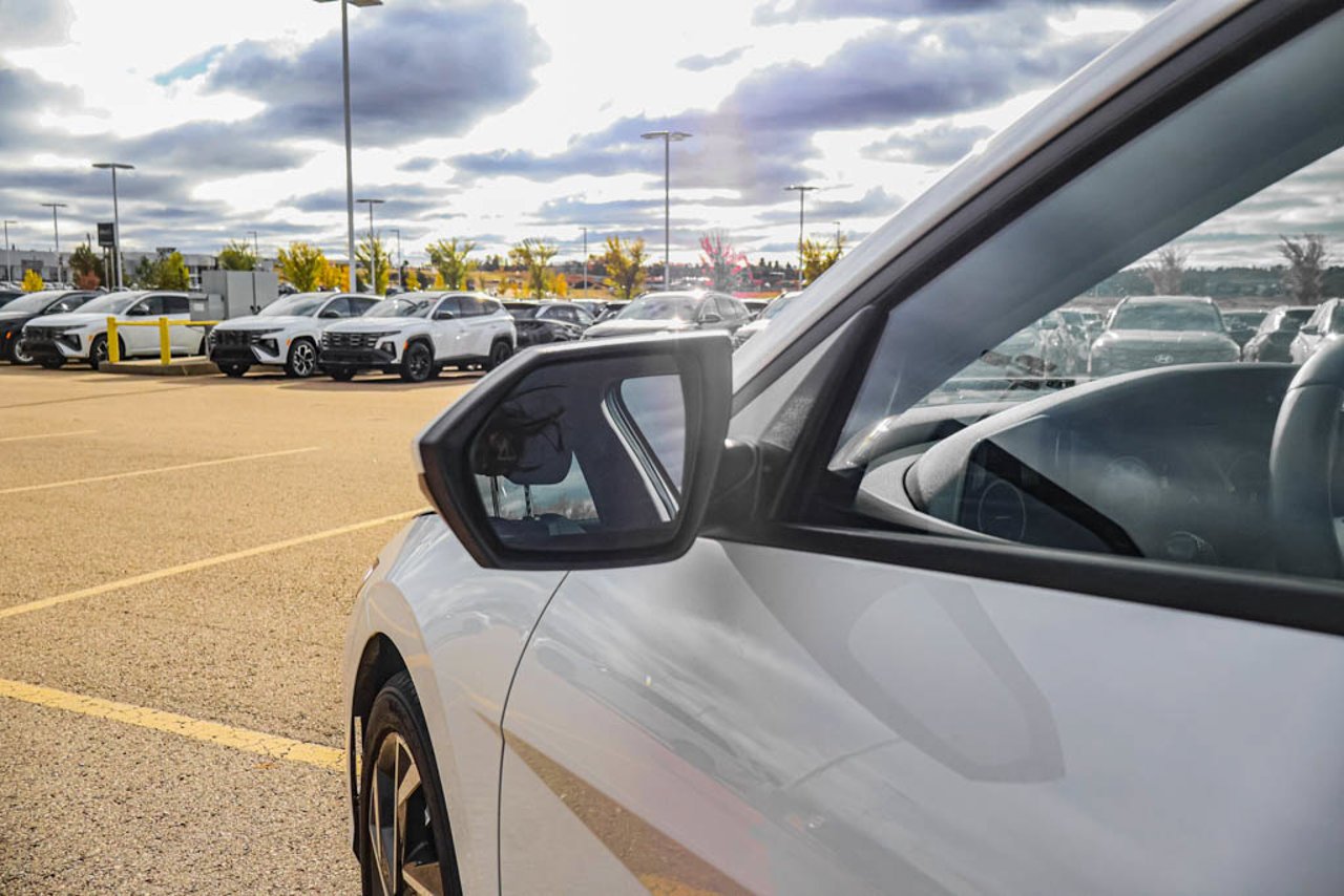 2025 Hyundai Elantra Preferred IVT w/Tech Pkg White Sherwood Park - photo #13