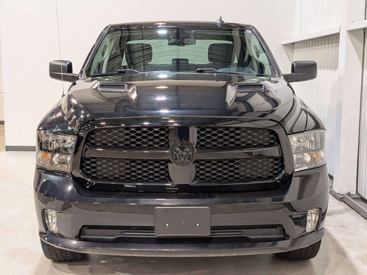 2021 Ram 1500 Classic Express 4x4 Crew Cab 5'7" Box Black Val-David - photo #3
