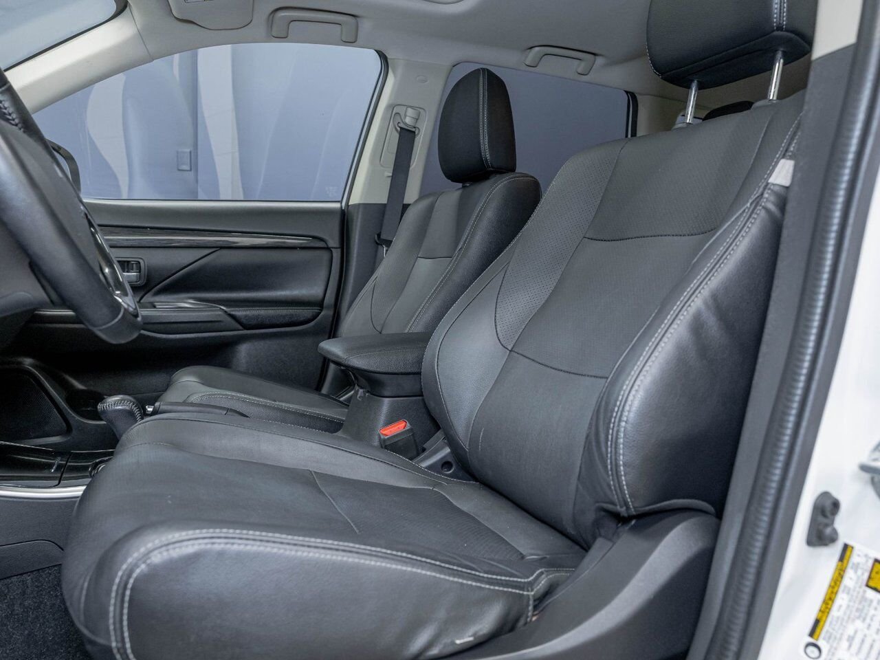 Mitsubishi Outlander ES AWD *TOIT* CUIR 7 PLACES SIÈGES CHAUFF CAM 360 2018 Blanc Saint-Jérôme - photo #10