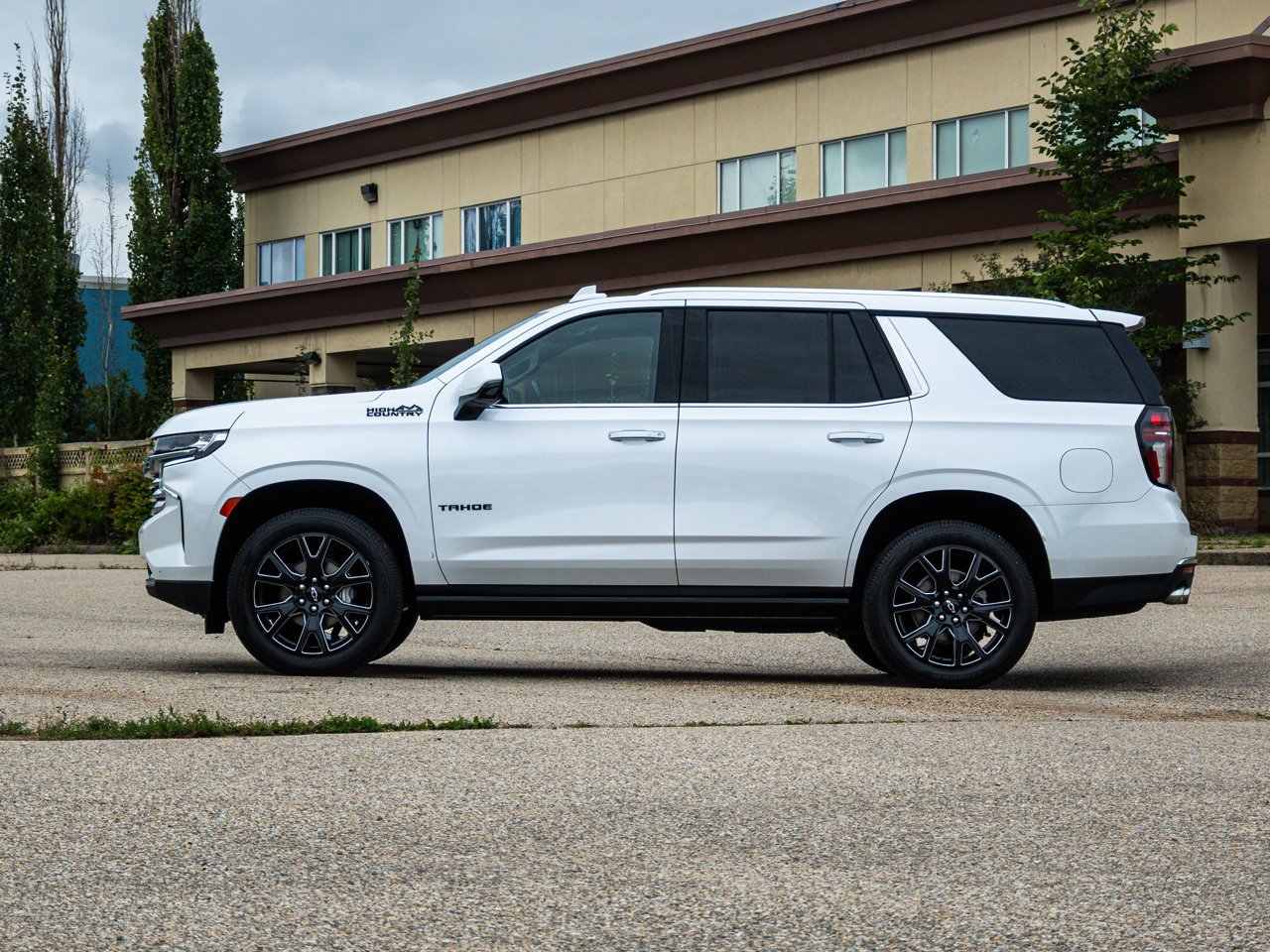 2023 Chevrolet Tahoe 4WD 4dr High Country White Sherwood Park - photo #10