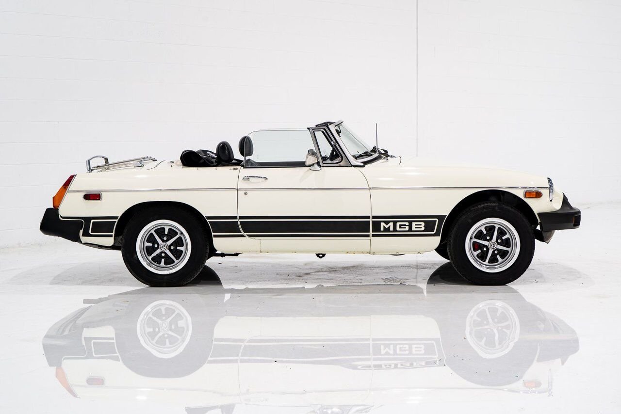 MG B Beautifully presented from former complete restoration 1979 Blanc Montréal - photo #42