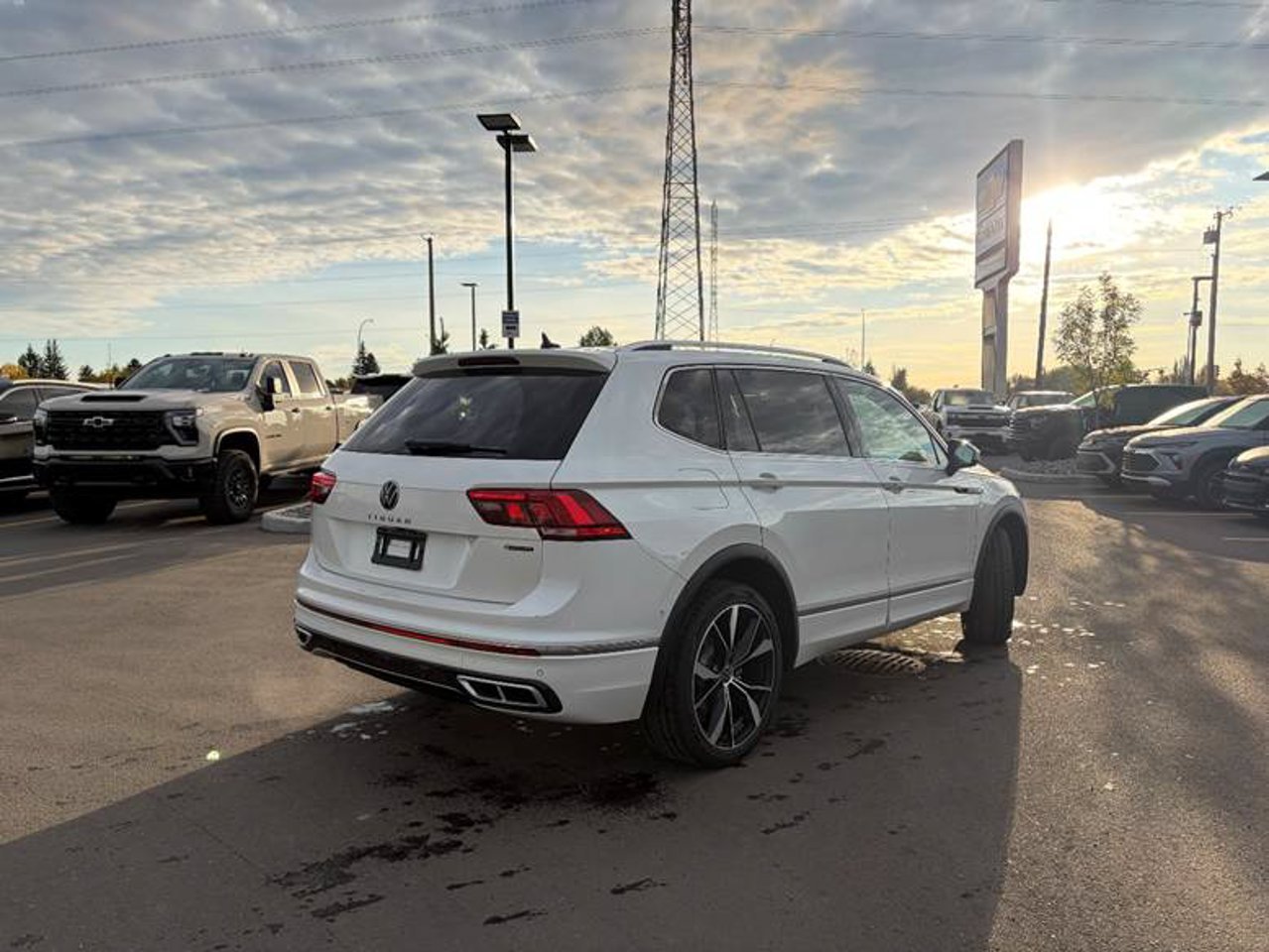 2024 Volkswagen Tiguan Highline R-Line 4MOTION White Sherwood Park - photo #4