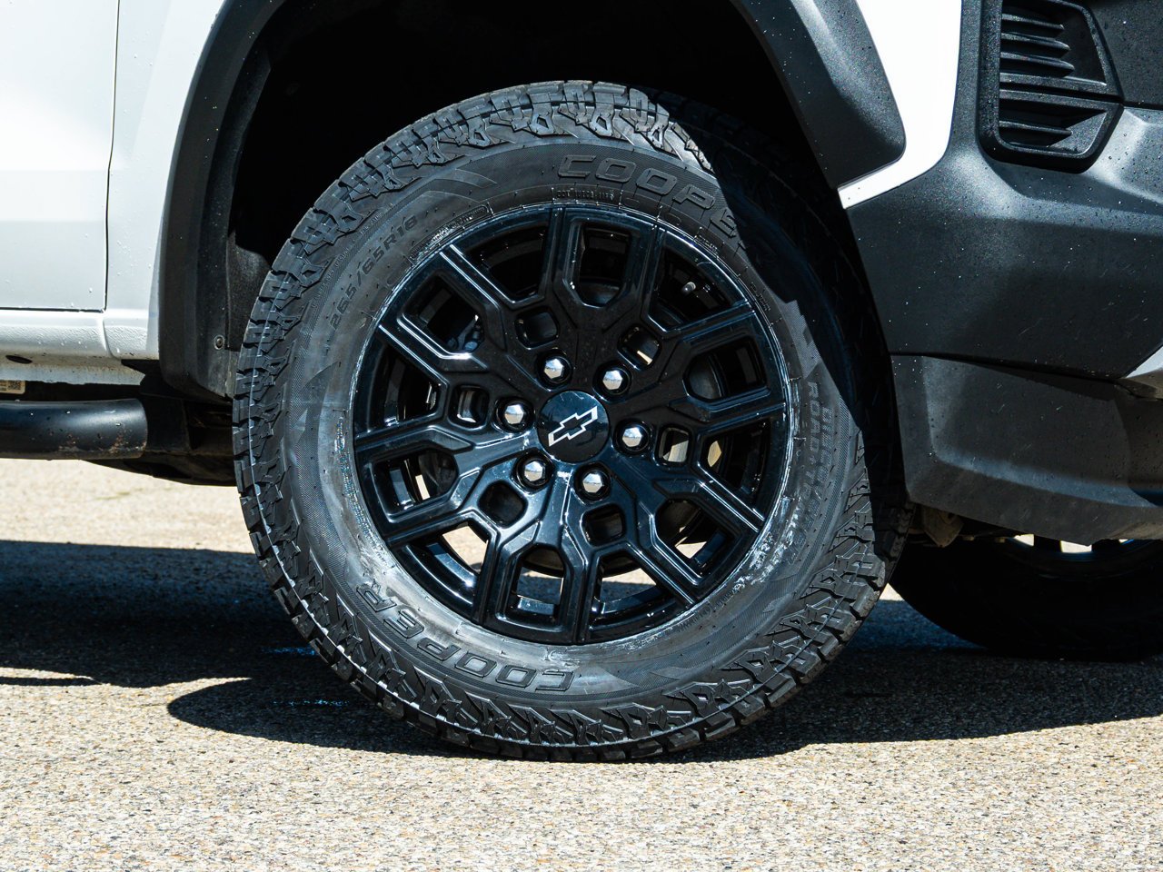 2024 Chevrolet Colorado 4WD Crew Cab Trail Boss White Sherwood Park - photo #5