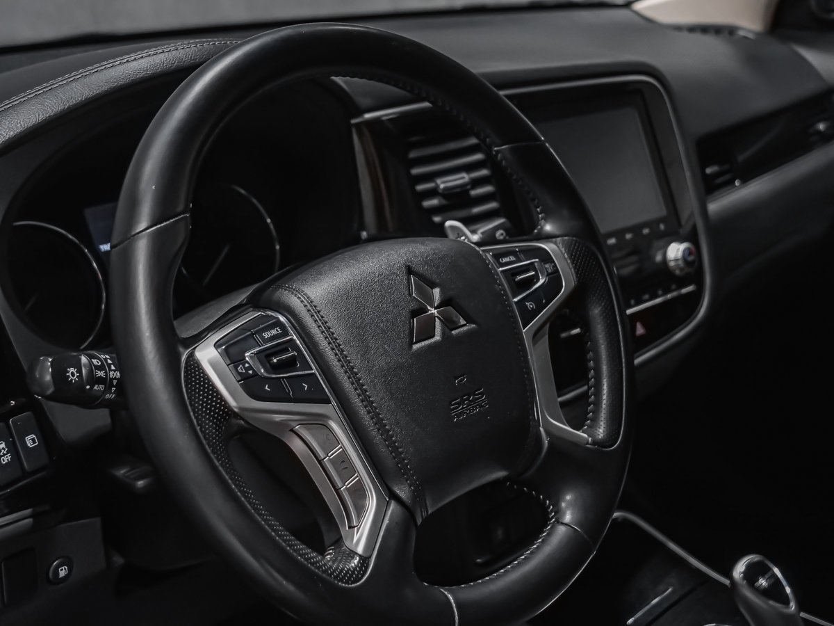 Mitsubishi Outlander PHEV 2021 Rouge Montréal - photo #8