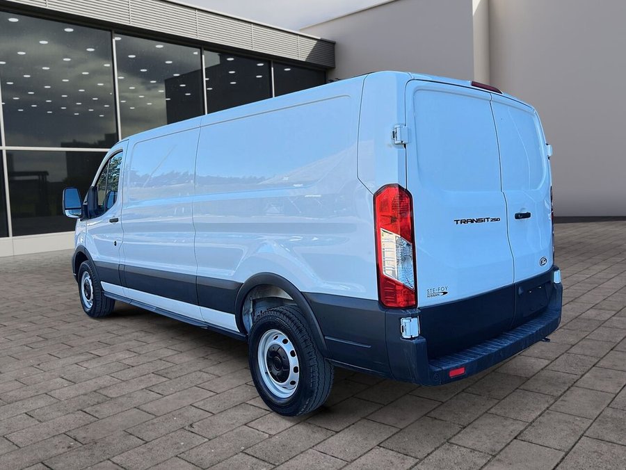 2026 Ford Transit fourgon utilitaire T-250 PA toit bas 130 po PNBV de 9 070 lb White