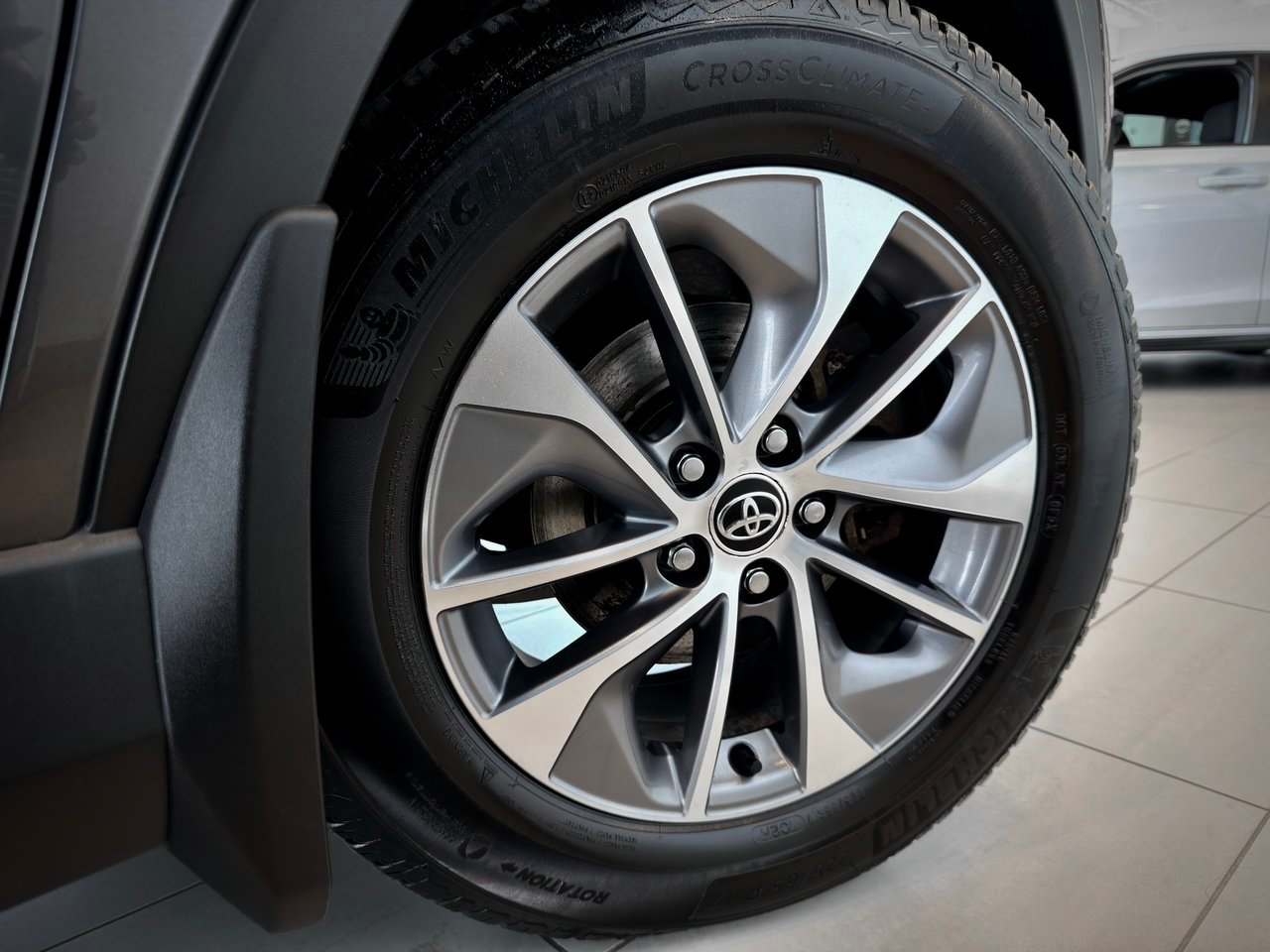 2017 Toyota RAV4 Hybrid Silver Notre-Dame-des-Prairies - photo #16