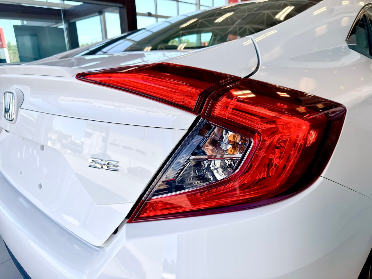2018 Honda Civic Sedan White Notre-Dame-des-Prairies - photo #10