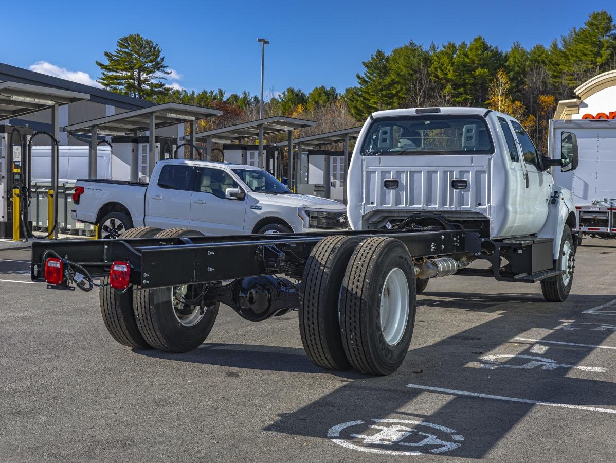 2026 Ford Super Duty F-650 Straight Frame Gas Oxford White Saint-Jérôme - photo #5