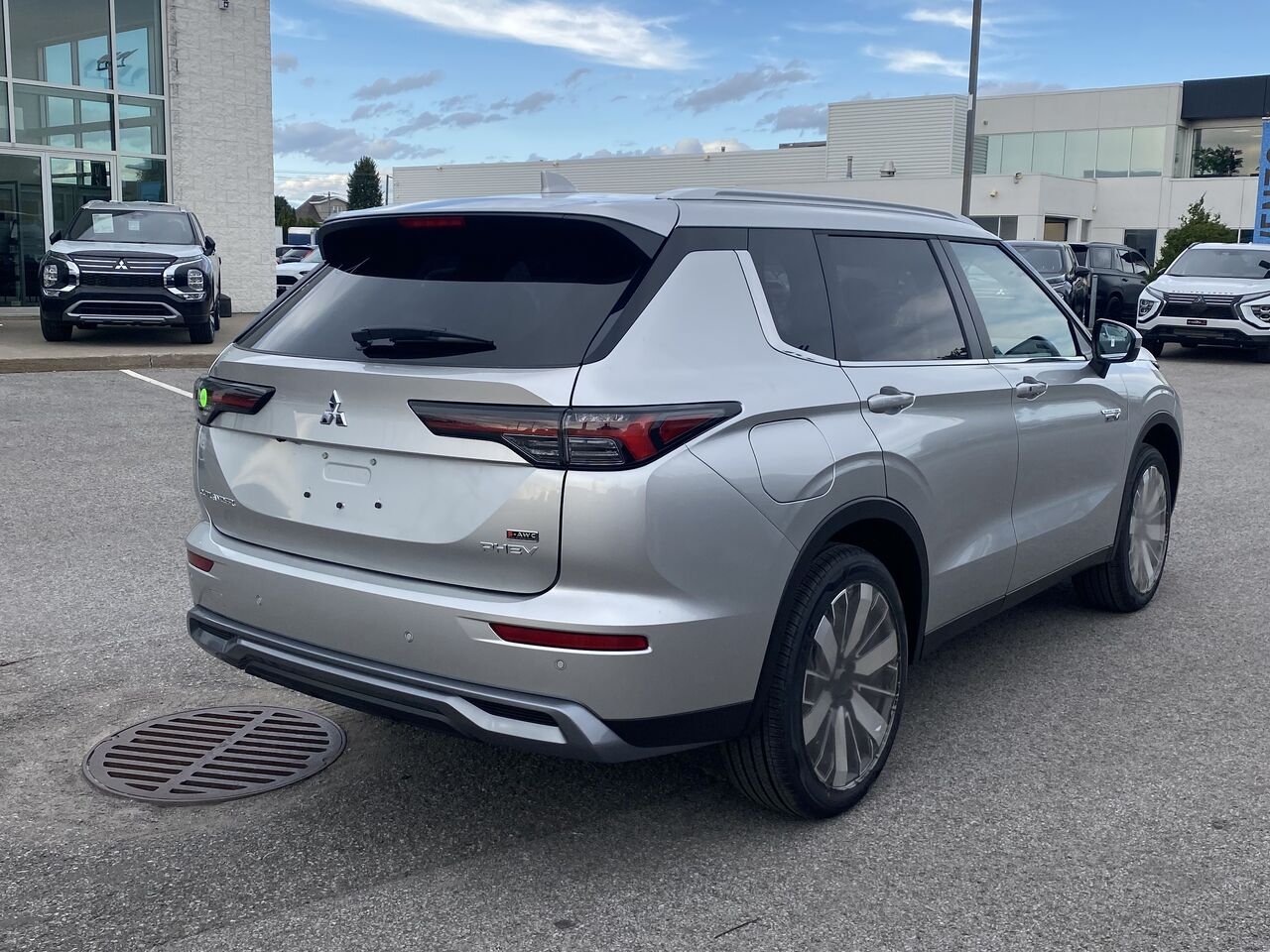 2026 Mitsubishi Outlander Plug-In Hybrid Sterling Silver Saint-Eustache - photo #2