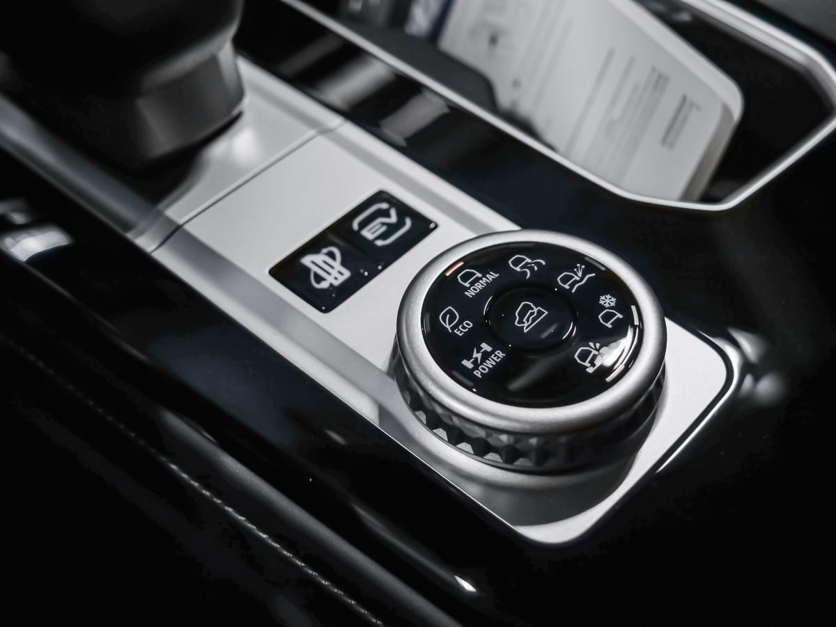 Mitsubishi Outlander PHEV ES 2026 Fini taillé diamant Blanc de qualité supérieure Montréal - photo #7
