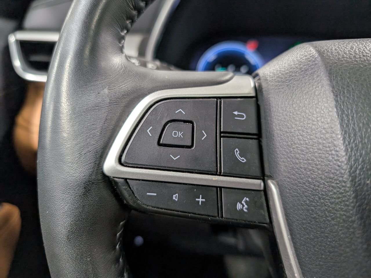 Toyota Highlander Hybride PLATINUM/SIÈGES AVANT ET ARRIÈRE CHAUFFANT/SIÈGES AVANT VENTILLÉ/TOIT PANORAMIQUE OUVRANT/VOLANT 2025 Noir minuit métallisé Sherbrooke - photo #15