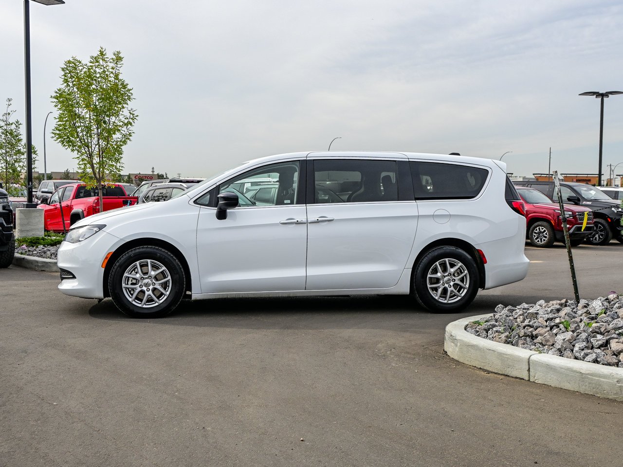 2024 Chrysler Grand Caravan SXT 2WD White Sherwood Park - photo #9