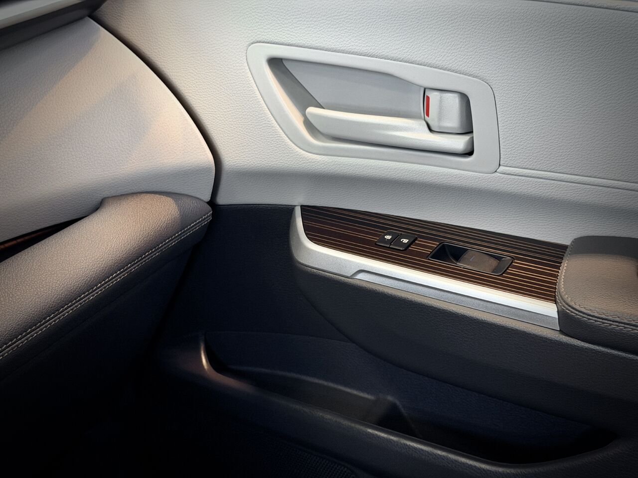 2022 Toyota Sienna Silver Notre-Dame-des-Prairies - photo #31