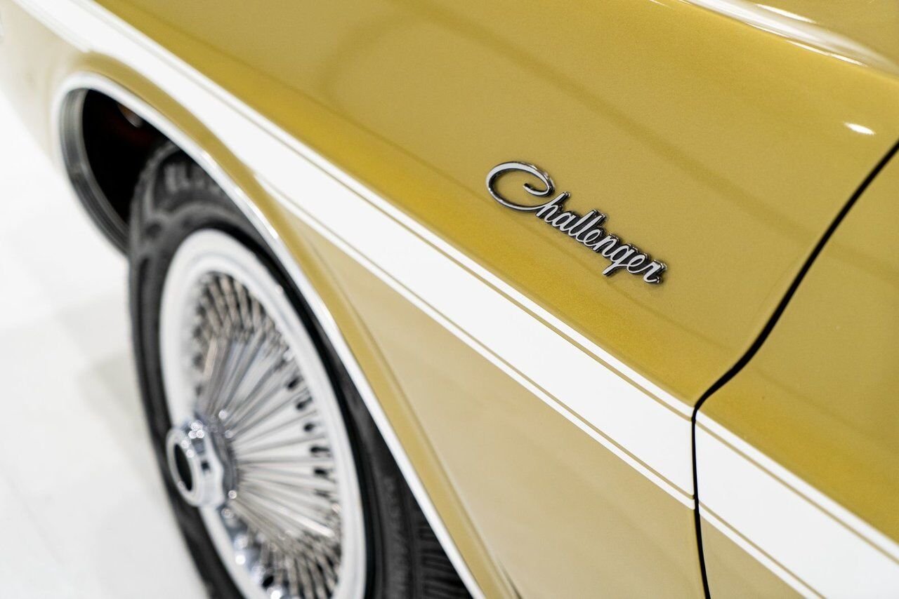 1971 Dodge Challenger *PRIX EN USD* Convertible Fully restored to desirable specifications Gold Montreal - photo #46