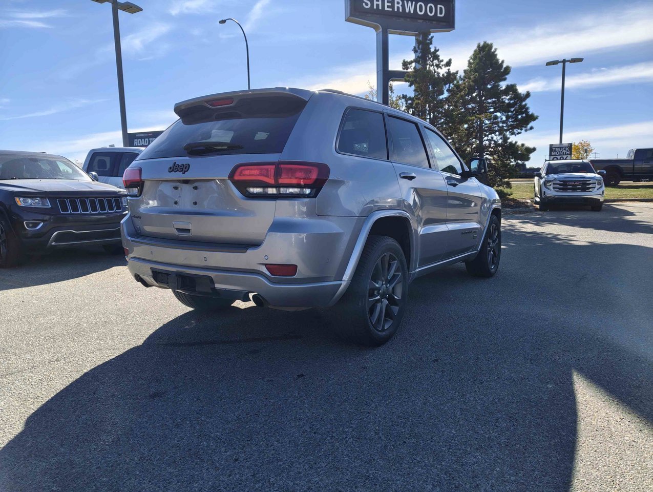 2017 Jeep Grand Cherokee 4WD 4dr Limited 75th Anniversary *Ltd Avail* Grey Sherwood Park - photo #5