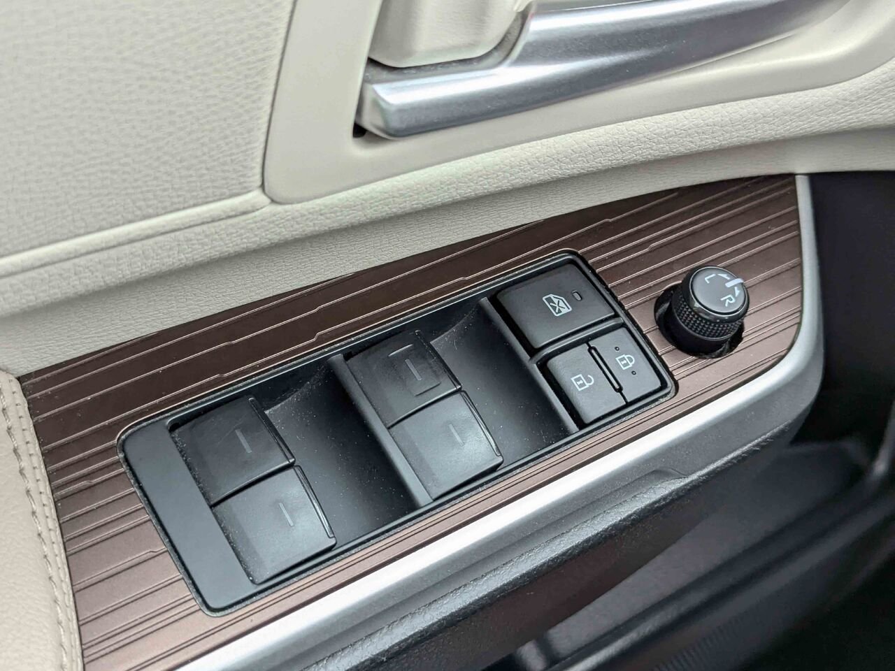 Toyota Sienna XLE 8 places/HYBRIDE CUIR/ TOIT OUVRANT 2024 Frisson glacé nacré Sherbrooke - photo #18
