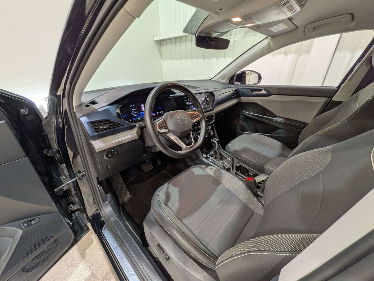2024 Volkswagen Taos Comfortline 4MOTION Black Mirabel - photo #9