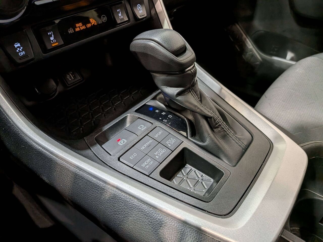 2024 Toyota RAV4 LE AWD Black Val-David - photo #26